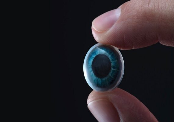 contact-lens-eye-finger-thumb-black-background-1068x601 contact-lens-eye-finger-thumb-black-background-1068x601